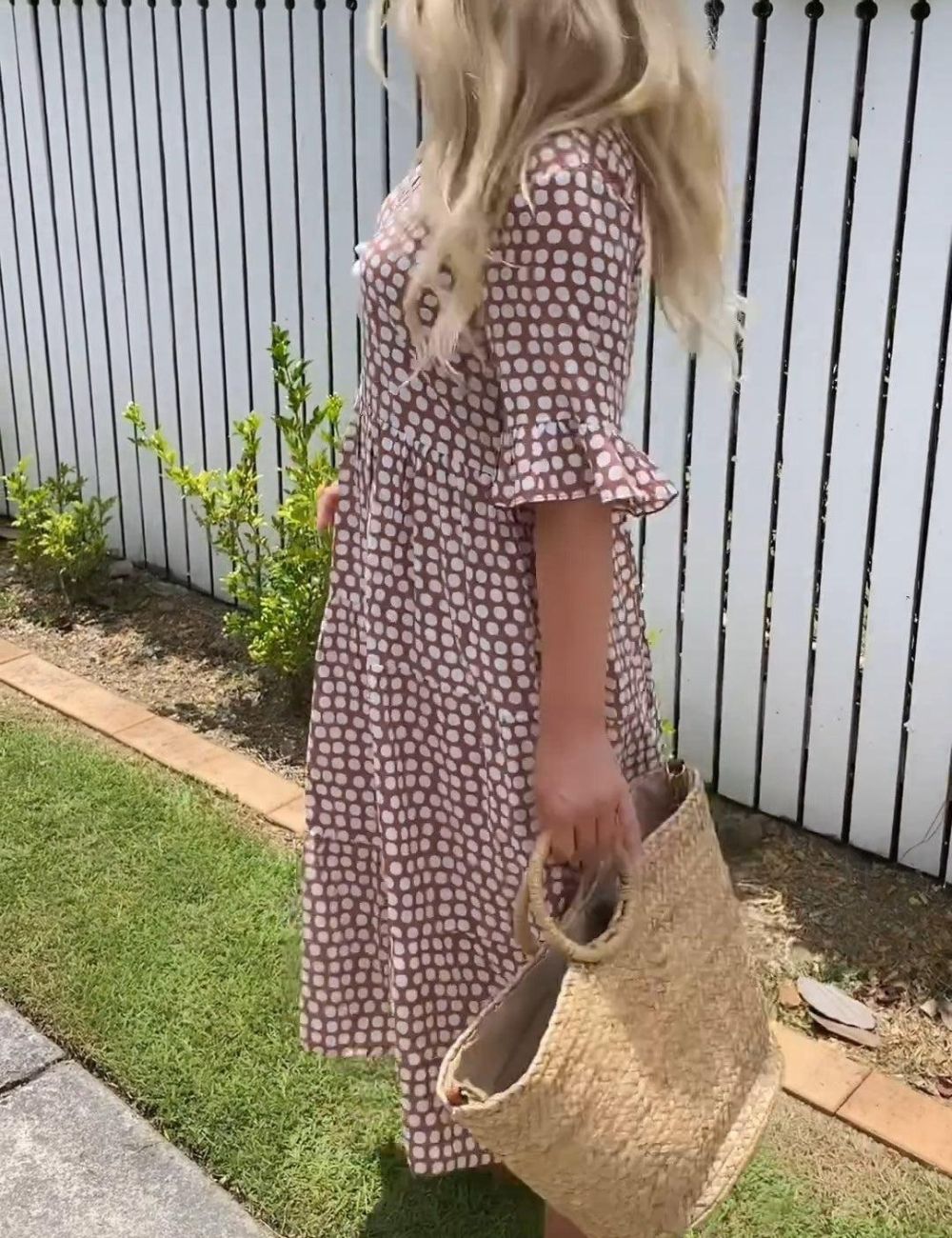 Aesthetic Rosalía Short Sleeved Midi Dress with a Round Neckline Elevated Occasion Wear