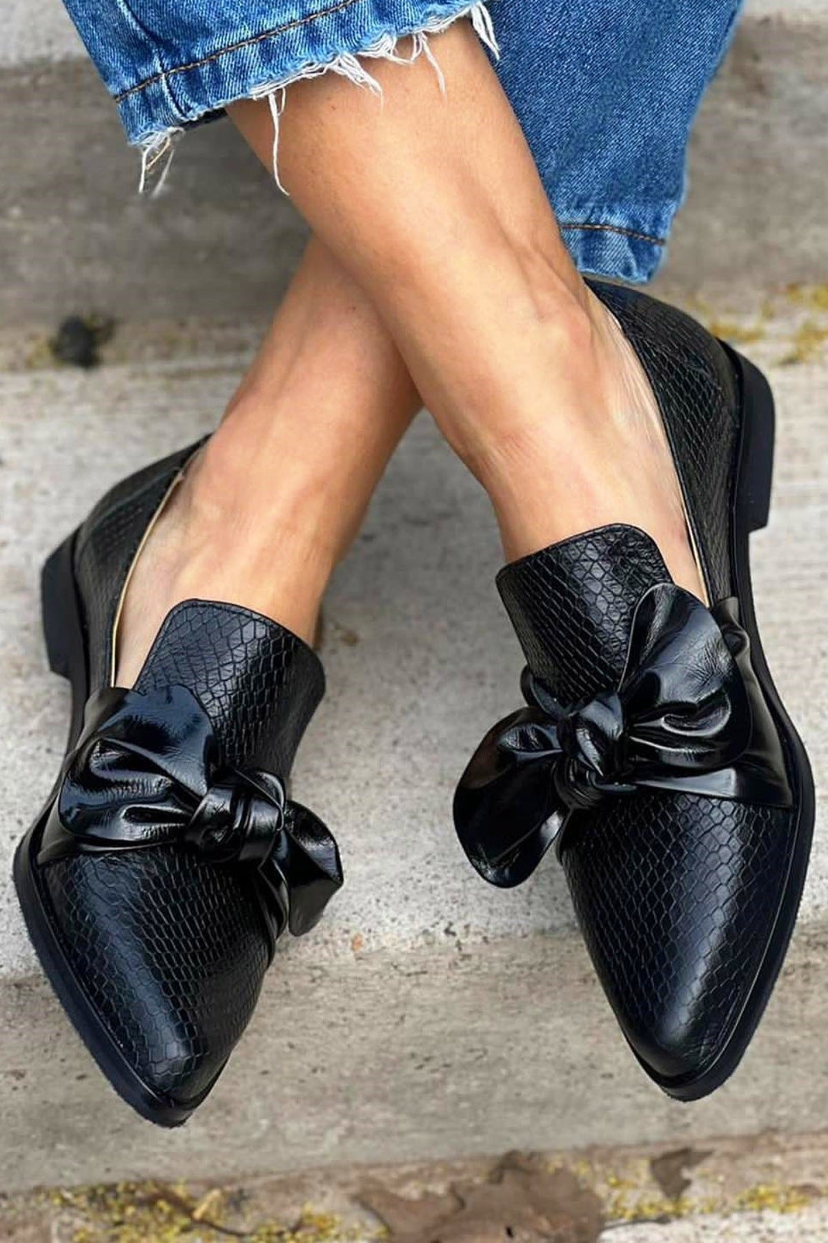 Embossing Bow Knotted Pointy Toe Slip On Loafers
