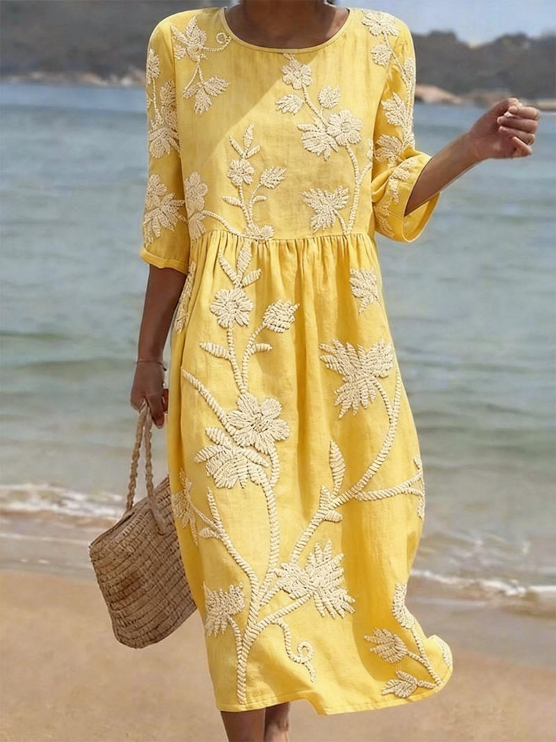 Casual women's dress with floral print.