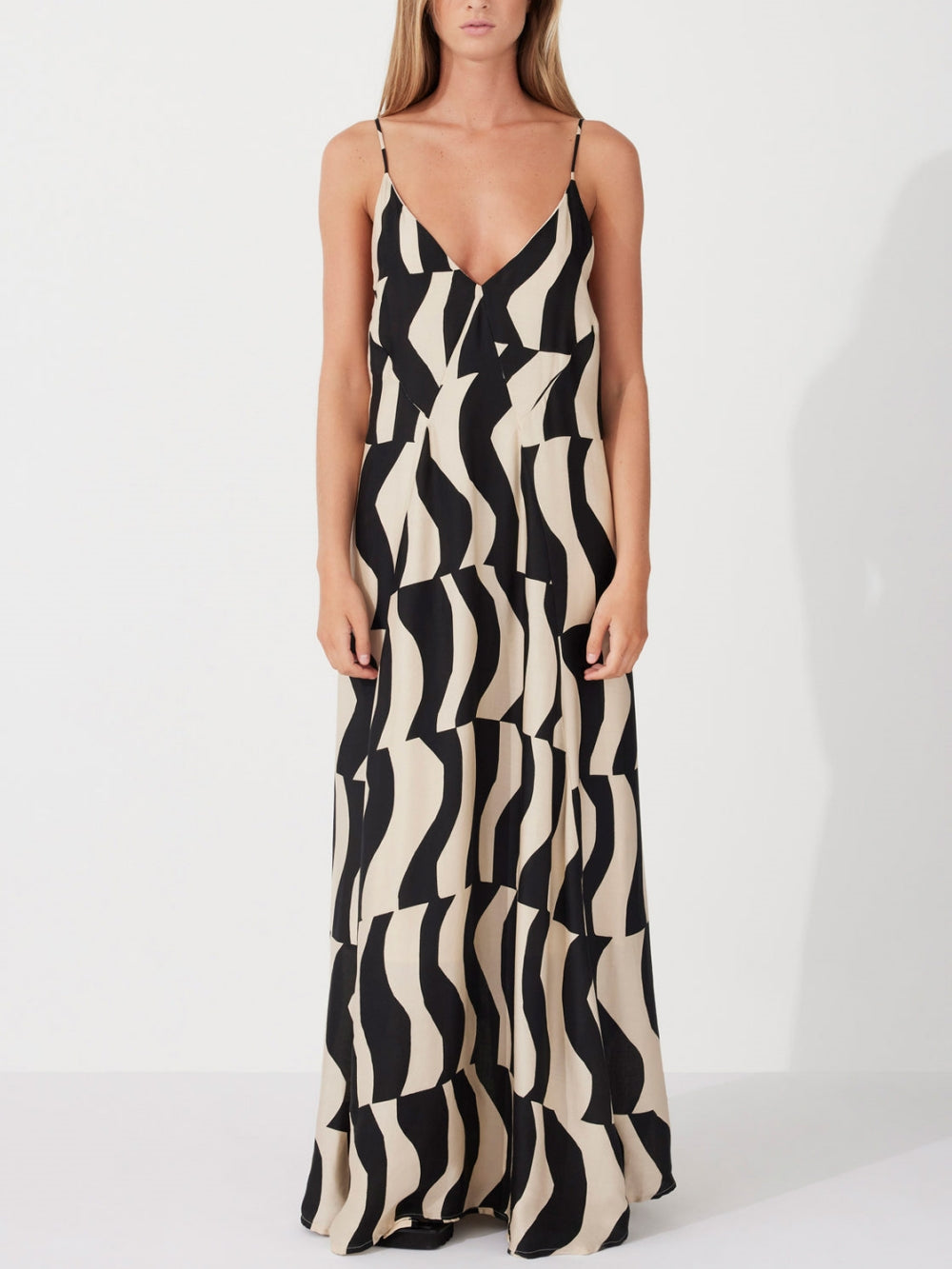Scooped Back Relaxed Charming Fit Style Maxi Dress Black / S Dresses