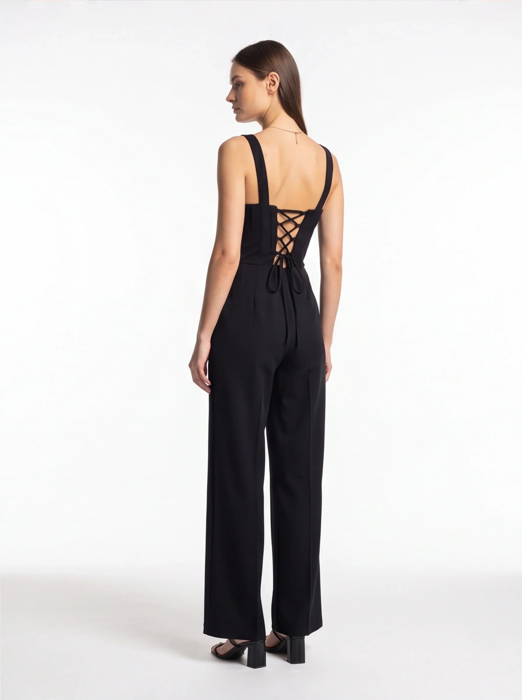 Elegant Black Women's Jumpsuit with Tailored Fit and Pockets