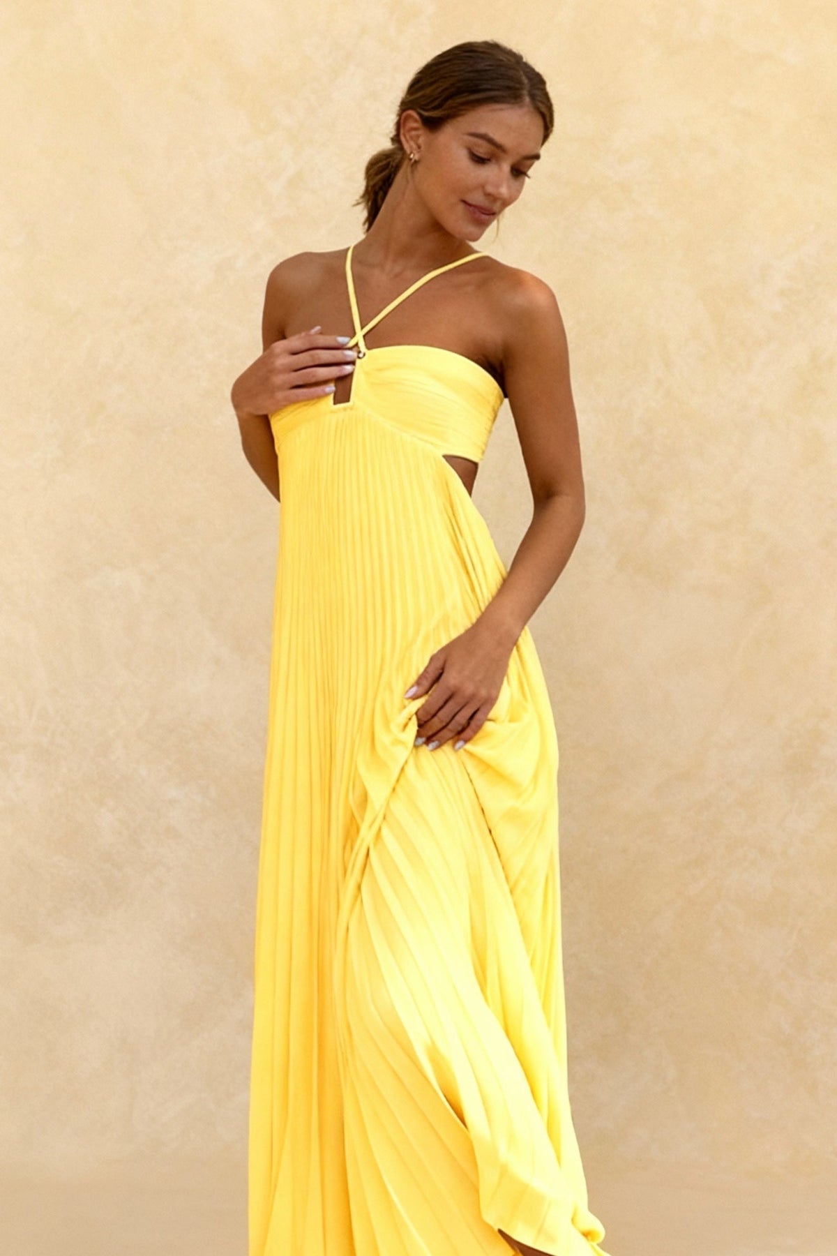 Halter Neck Cross Strap Keyhole Cut Out Pleated Maxi Dress 2