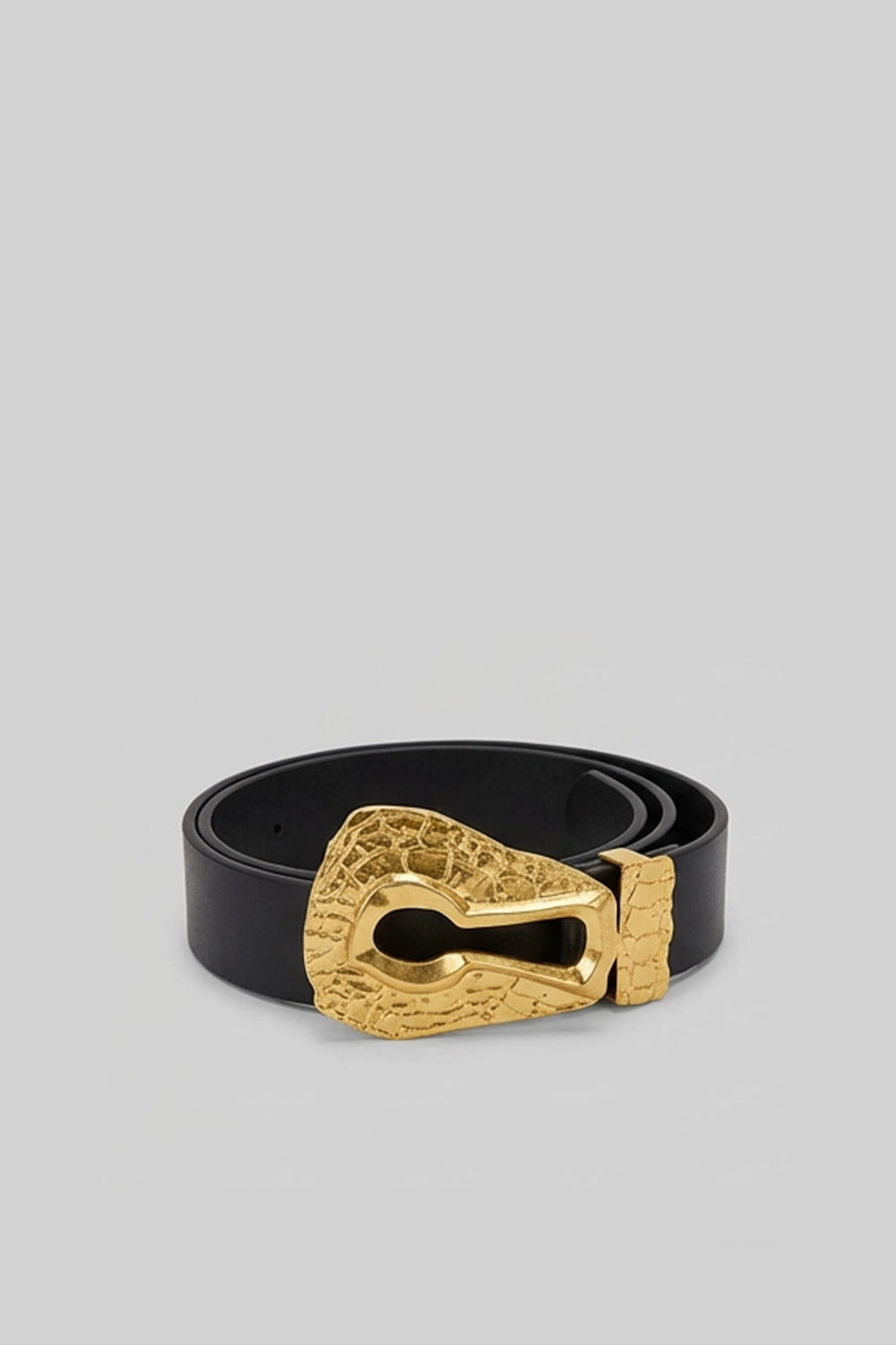 Belt with Hammered Sculptural Keyhole Buckle – Black