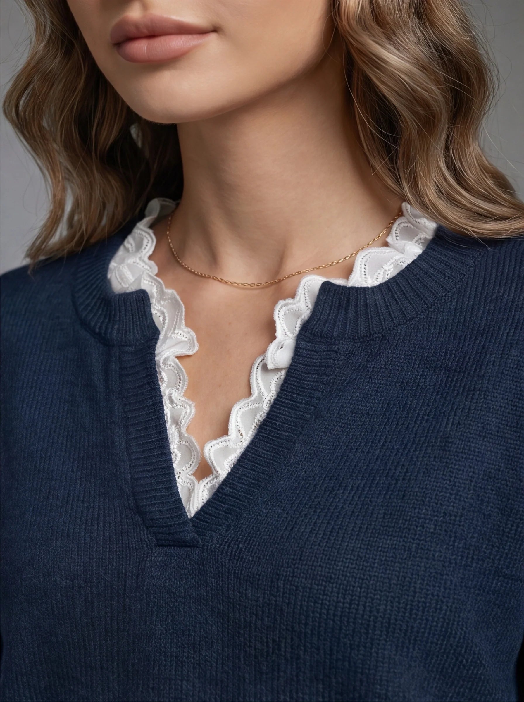 Elegant Feminine Blouse with Soft Fabric and Versatile Design