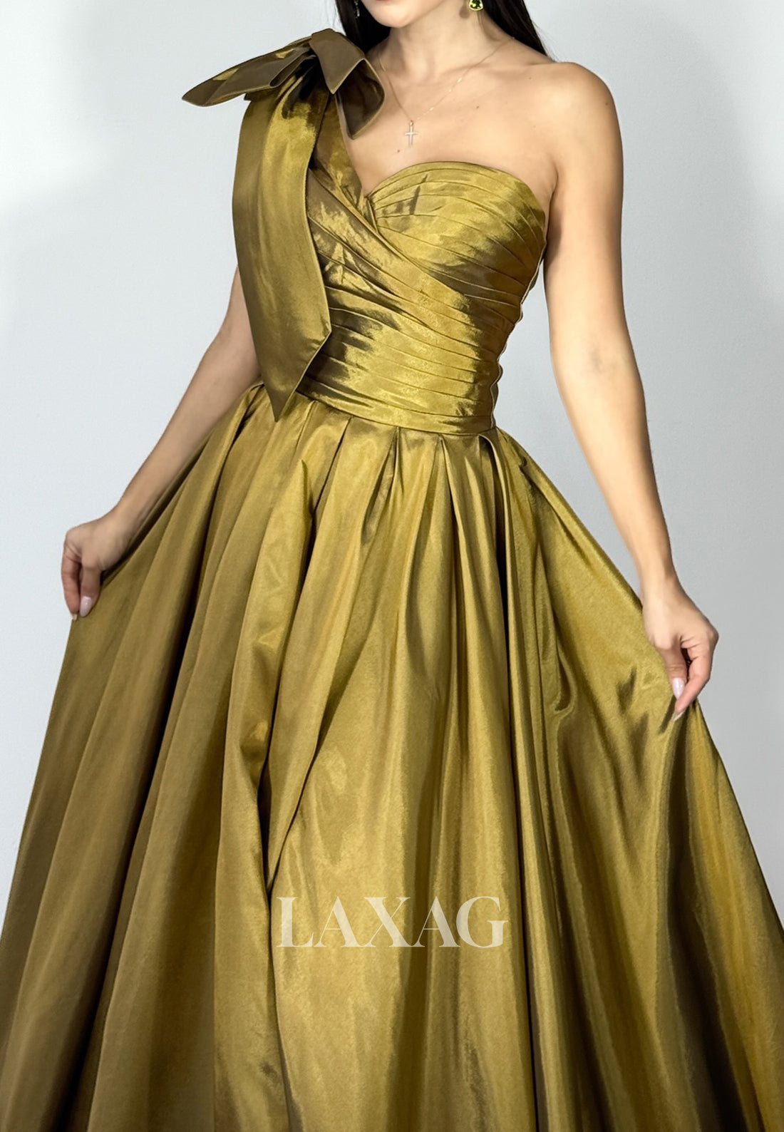 Sweetheart One-Bow-Strap Pleated Satin Formal Gowns Sleeveless A-Line Evening Dress with Train