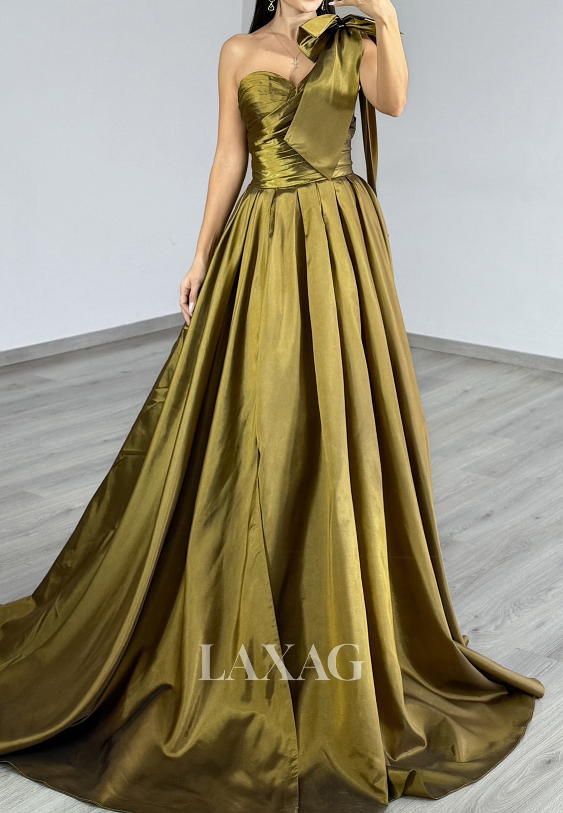 Sweetheart One-Bow-Strap Pleated Satin Formal Gowns Sleeveless A-Line Evening Dress with Train
