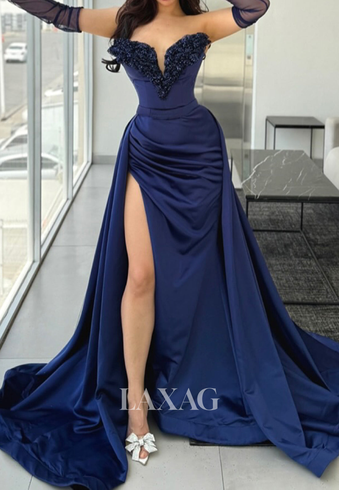 V-Neck Sleeveless Applique Mermaid Prom Dress Pleated Satin Formal Gowns with Tulle Gloves