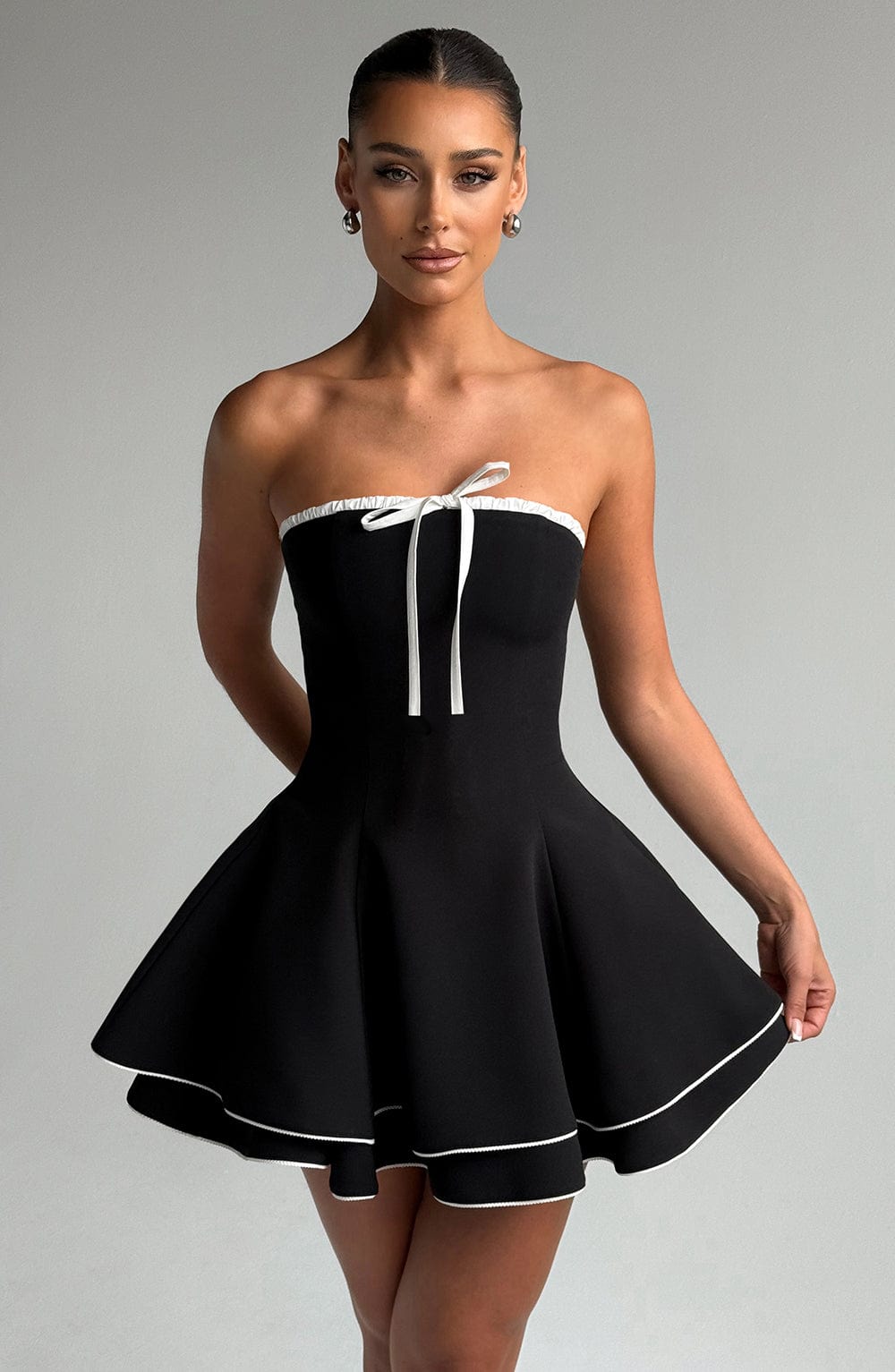 Strapless Contrast Piping Bow Front Tiered Skater Mini Dress