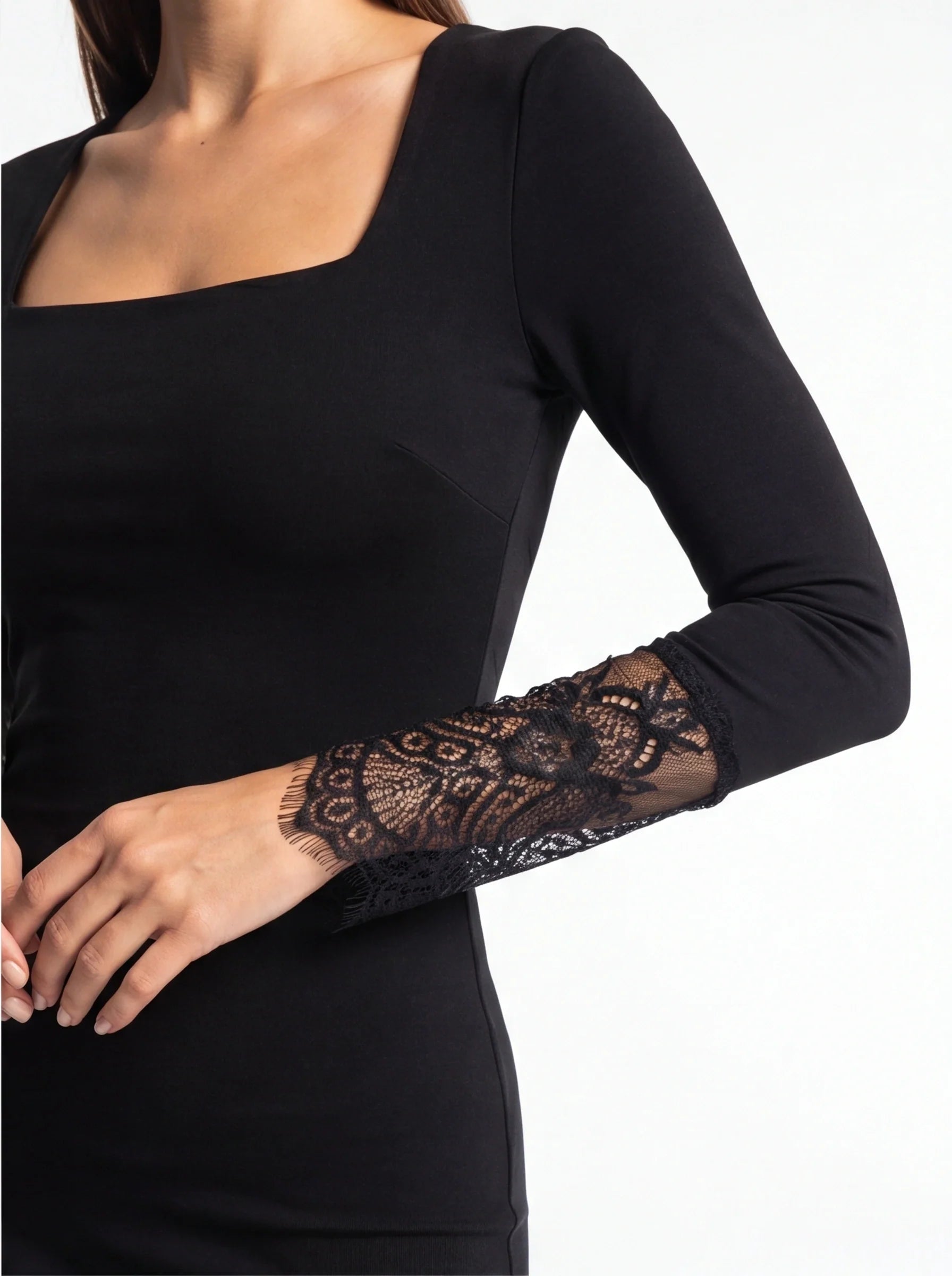 Elegant Chic Evening Dress with Lace Details and Flattering Fit