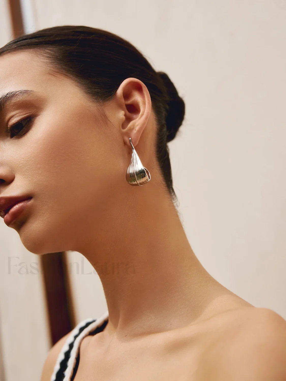 Shining Leaf Graceful Hoop Earnings