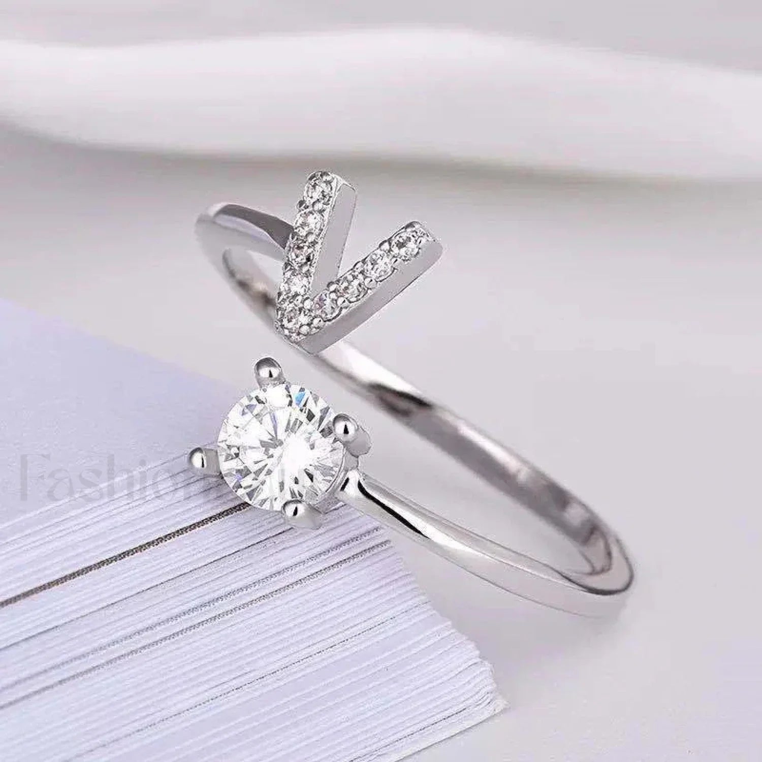 Shining Rhinestone New Fashion Initial Alphabet Opening Charm Jewelry Ring V