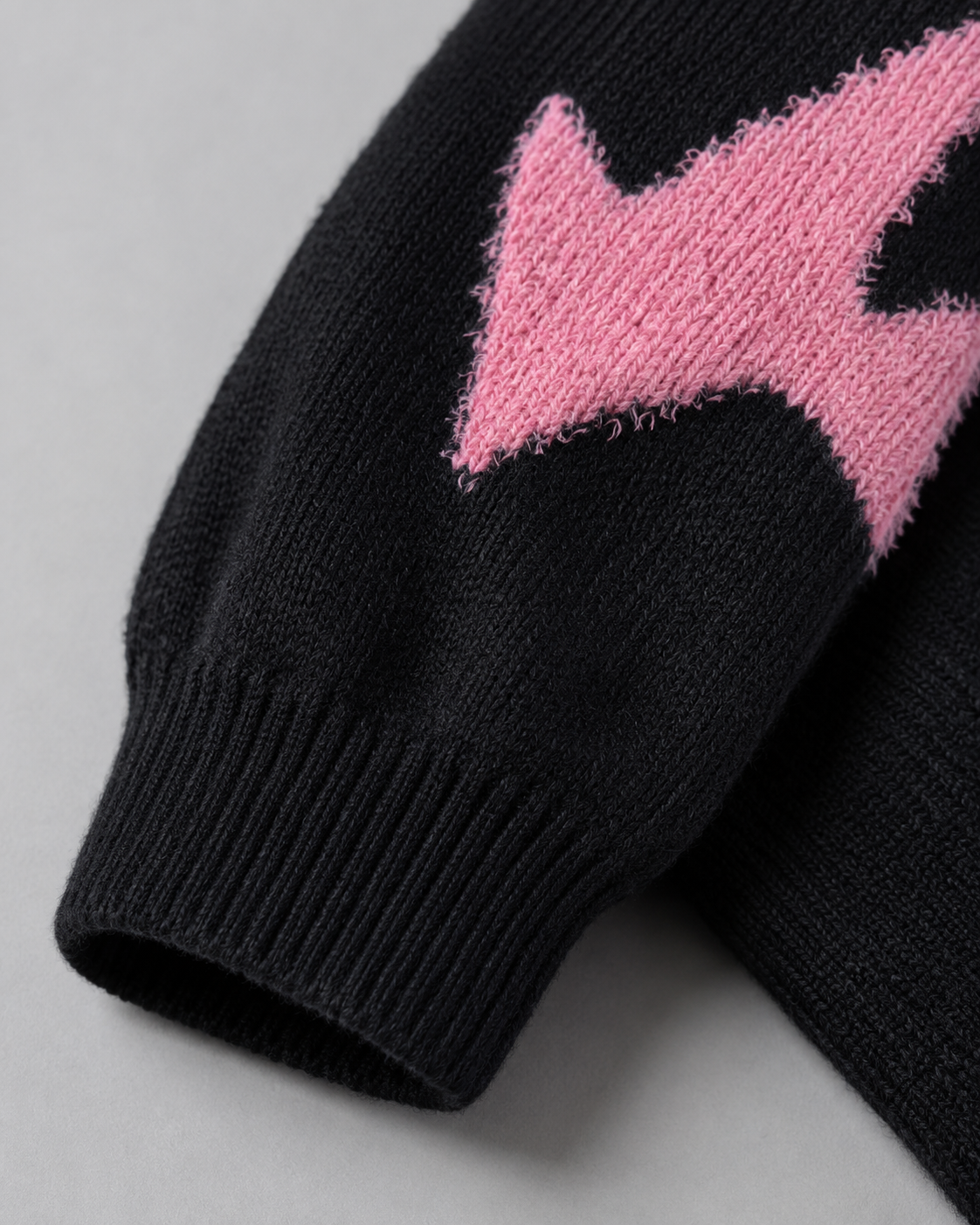 Women's Graphic Knit Sweater - Heart Streetwear